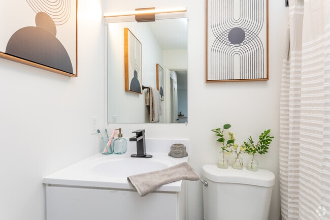 1BR, 1BA - 600SF Augusta - Baño