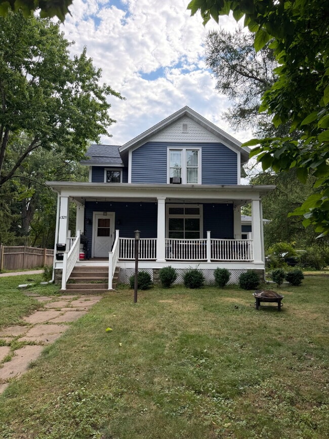 Building Photo - 3 bedroom 1 bath Apartment Available June 1st!! Massive bedrooms and a 5 minute walk to campus.