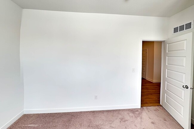 Photo - 842 Holmdale Dr