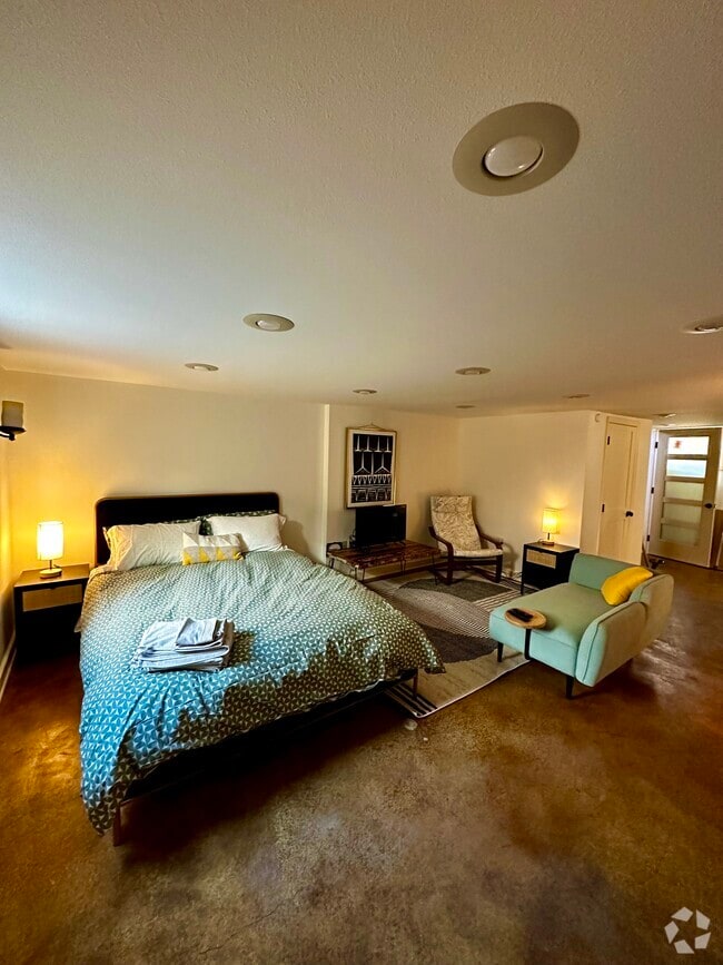 Building Photo - 6434 N Kerby Ave Rental