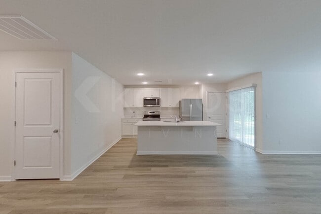 Photo - 104 Overstreet Way