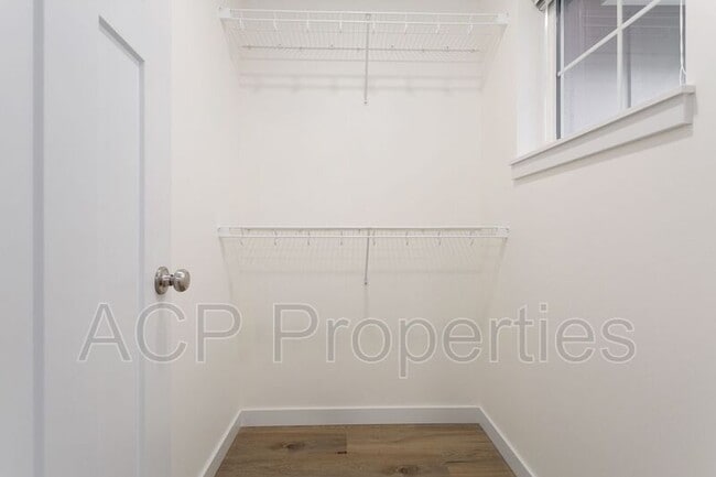 Photo - 2288 Brome St
