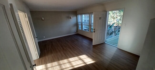 Apt #20 LR entry - The Charleston