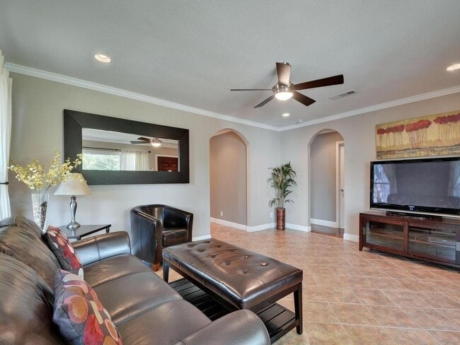 Photo - 610 W N Loop Blvd