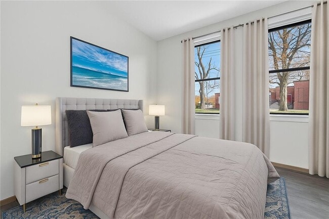 Photo - 1624 Lonsdale Ave