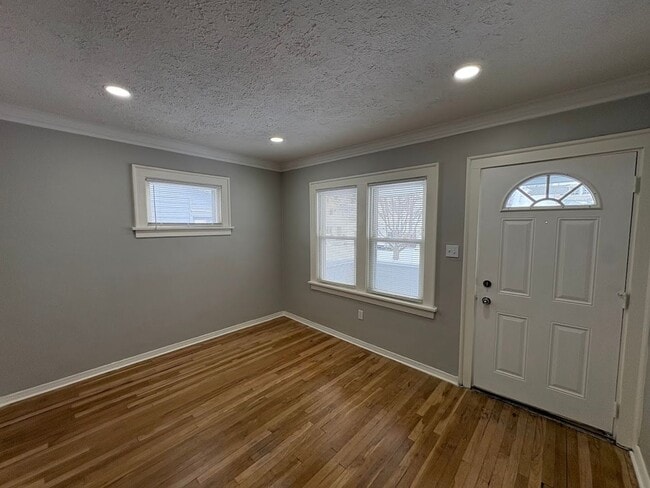 Photo - 10118 Russell Ave Unidad 10116