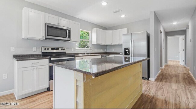 Photo - 2806 E 3rd St