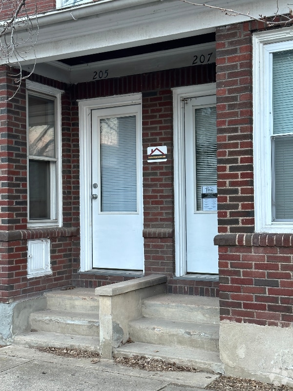 Building Photo - 207 E 4th St Rental