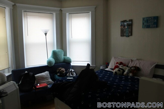 Building Photo - 463 Park Dr