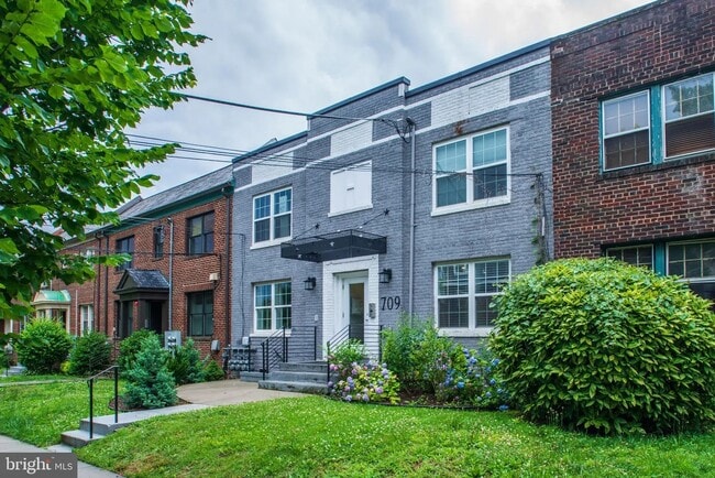 Building Photo - 709 Jackson St NE