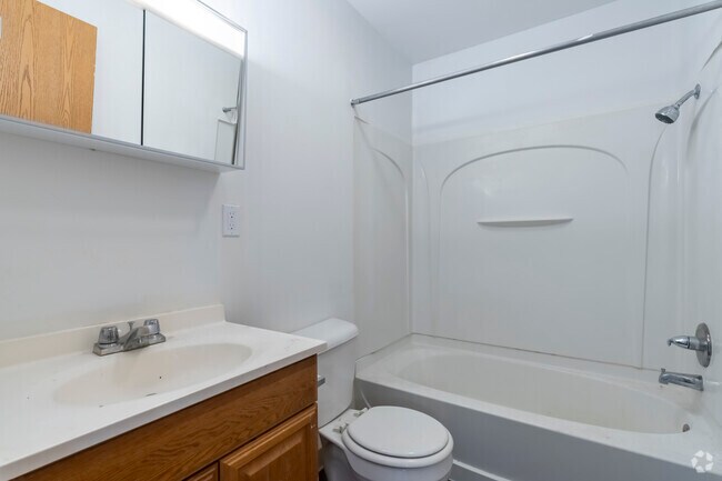 3BR, 1.5BA - 1,125SF - Bathroom