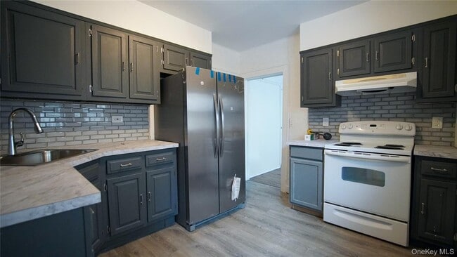 Building Photo - 27 Lawrence Ave Unit 1