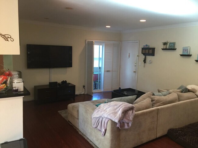 Photo - 5330 Zelzah Ave Unidad 8 Rental