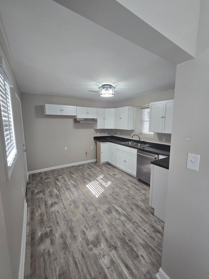 Photo - 32 E 36th Pl House