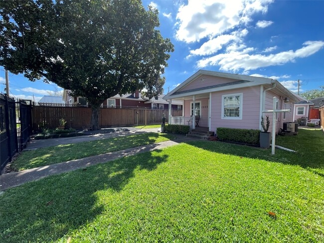 Photo - 1205 Nadine St