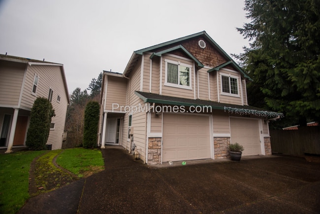 Building Photo - Luxury Three Bedroom, Three Bath Townhouse...