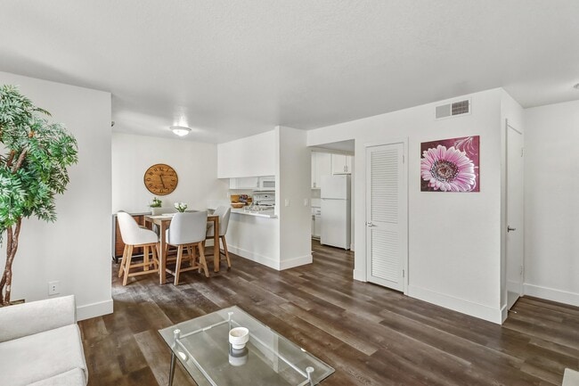 Photo - 2323 Shasta Dr Unit 3x2