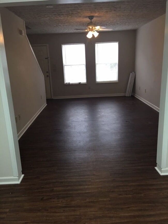 Photo - Knoxville 37920 - 2 bedroom, 1.5 bath townhome - Contact Lisa Vineyard and Shannon Russell (865) ...