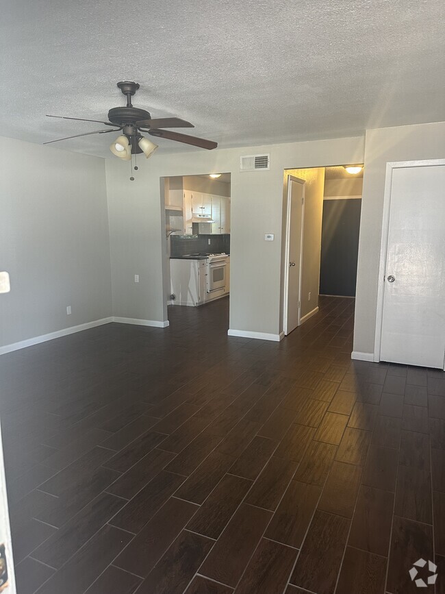 Building Photo - 608 S Broadway St Rental