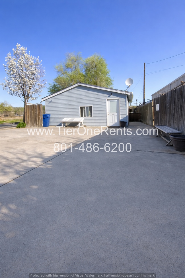 Building Photo - NO DEPOSIT option available for qualified renters with Obligo. Unit B