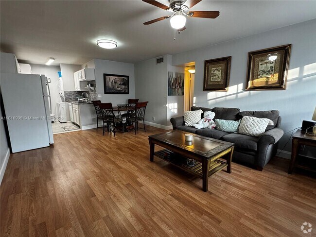 Building Photo - 10052 Twin Lakes Dr Unit 37-G Rental