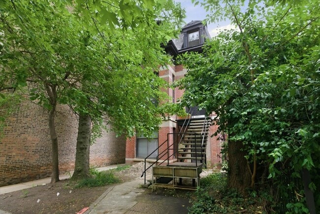 Building Photo - 1931 W Evergreen Ave Unit 2