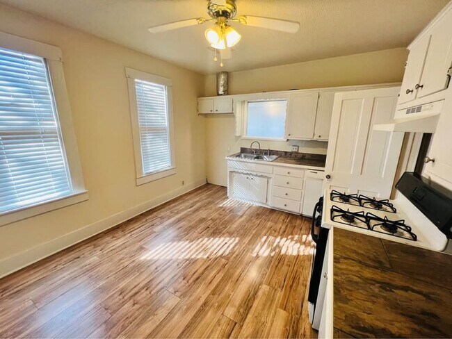 Photo - 620 W London St