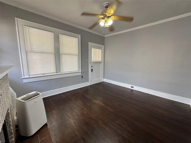 Building Photo - 4430 Bell St Rental