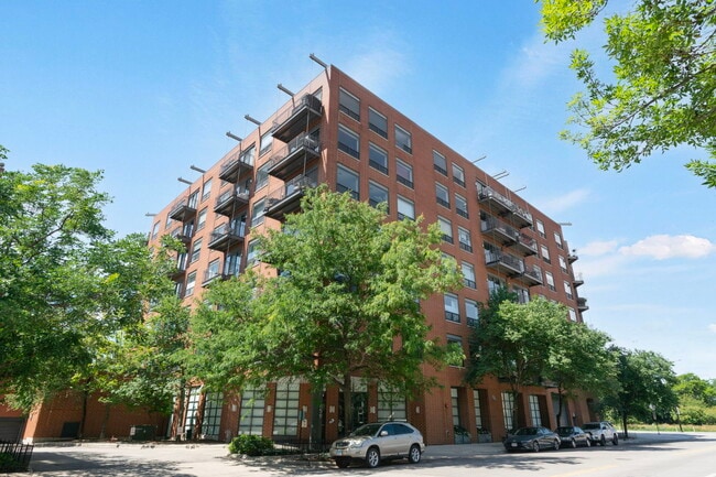 Building Photo - 859 W Erie St Unit 504