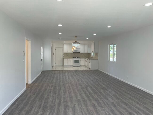 Photo - 22602 Victory Blvd