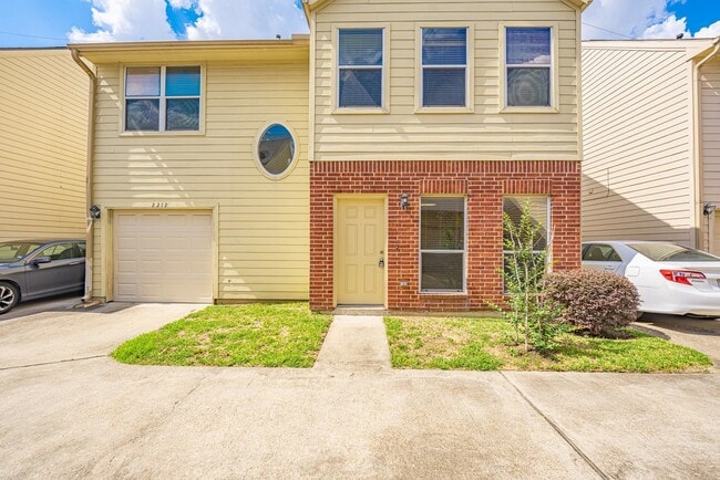 Building Photo - 2212 Naomi St