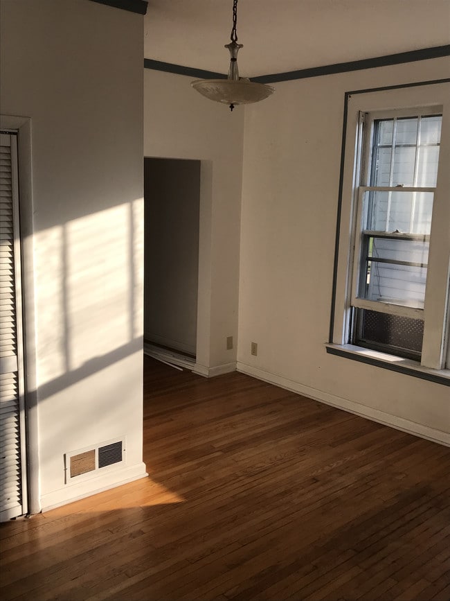 dining room - 329 Maple Ave Unit 329