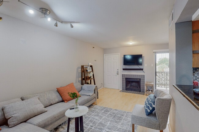 Photo - 5916 Gaston Ave Unit 304