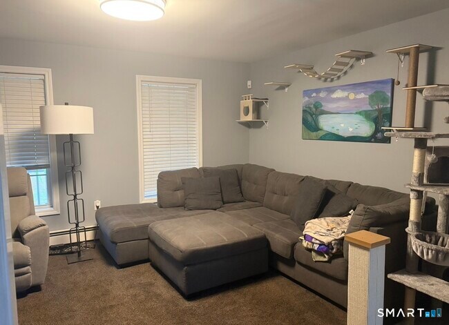 Photo - 939 N Main St