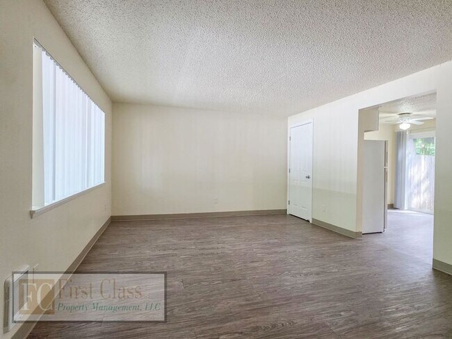 Photo - 1673 Dollar St