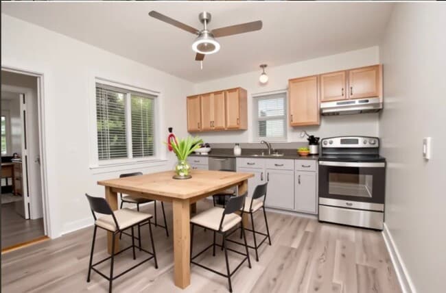 Photo - 2425 Amber St NE
