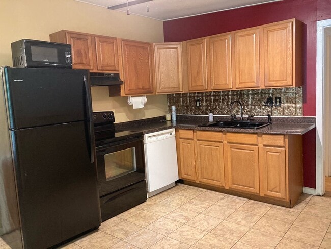 Photo - 4 bed 2 bath Minutes from FSU! available August 2026!