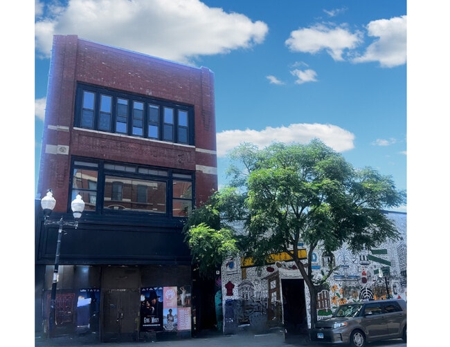 Building Photo - 1370 N Milwaukee Ave Rental