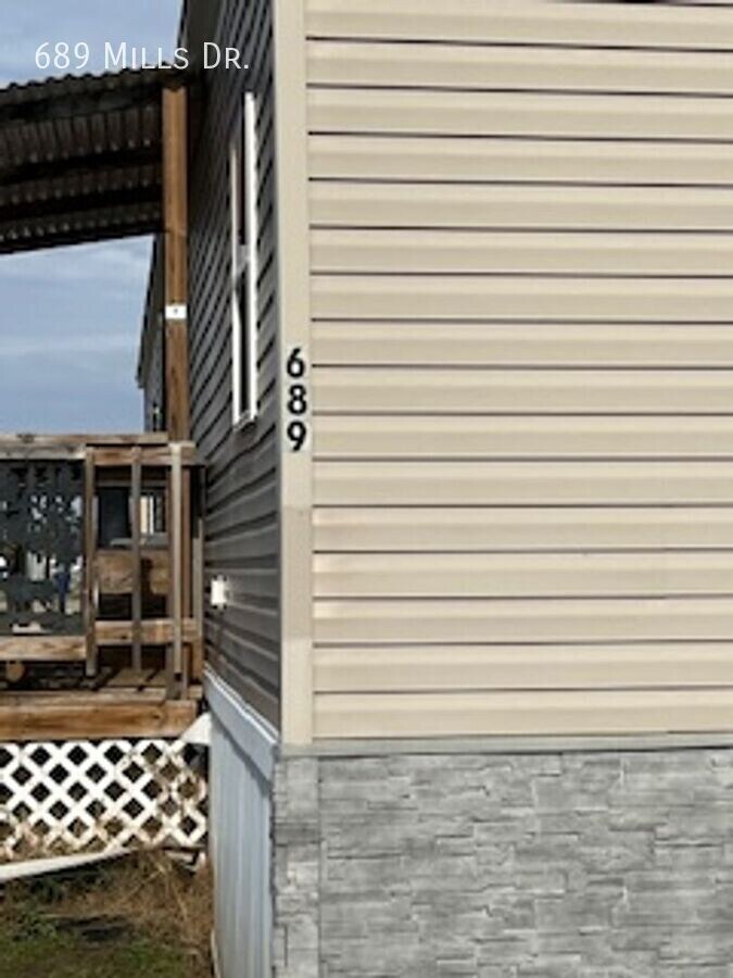 Photo - 689 W Mills Dr