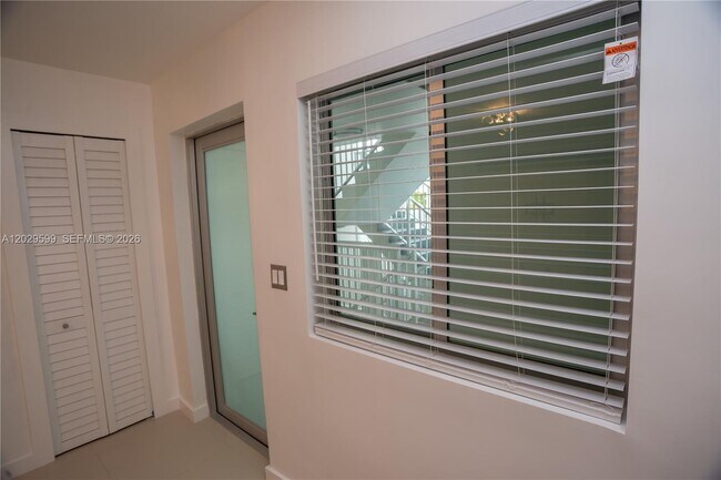 Photo - 3755 NE 167th St Unidad 8