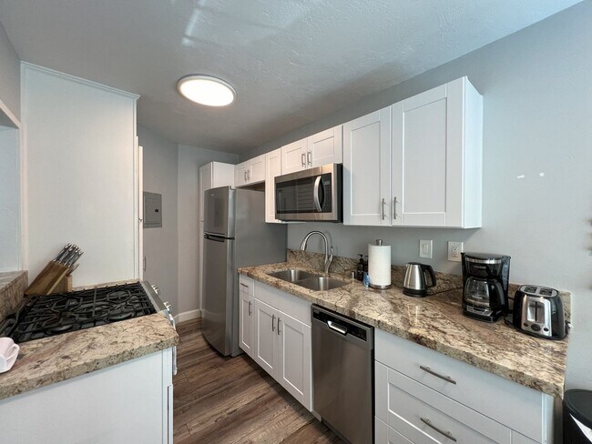 Photo - Updated 1 bedroom 1 bathroom Furnished Uni... Unidad 3757