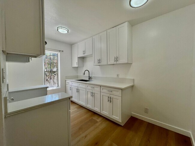 533-535 W 75th St