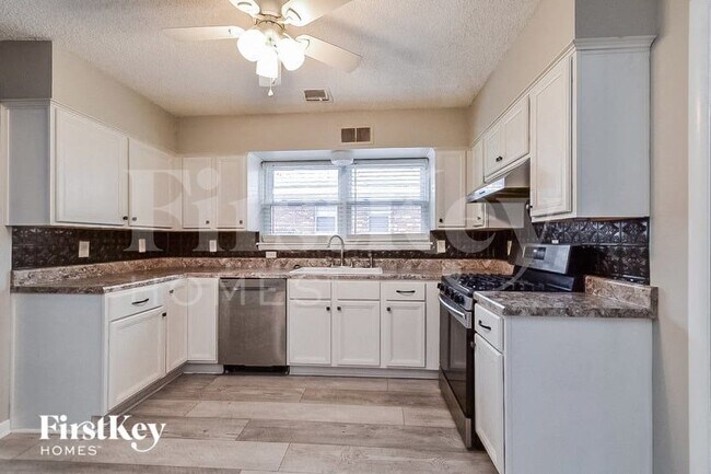 Photo - 1465 Wheaton St