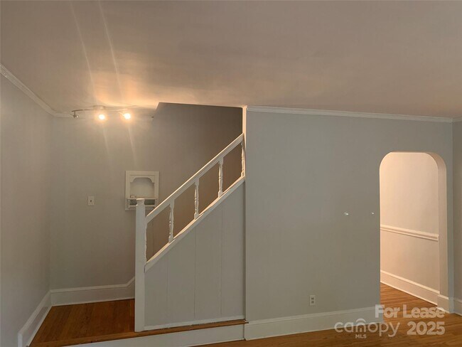 Photo - 2103 Queens Rd W