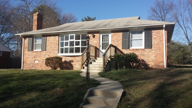 Photo - Very Spacious 3 bdrm/1 bth House Located i...