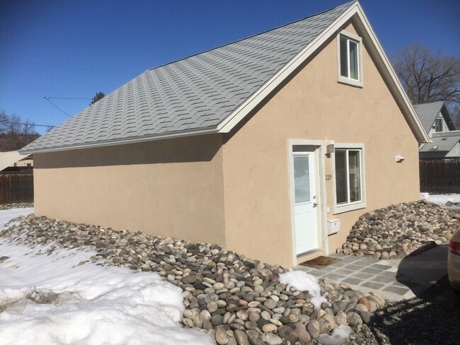 Building Photo - 1229 Parkhill Dr