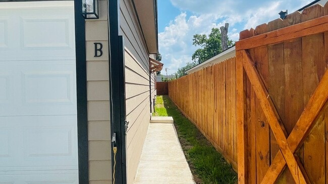 Photo - 8416 Sandra St