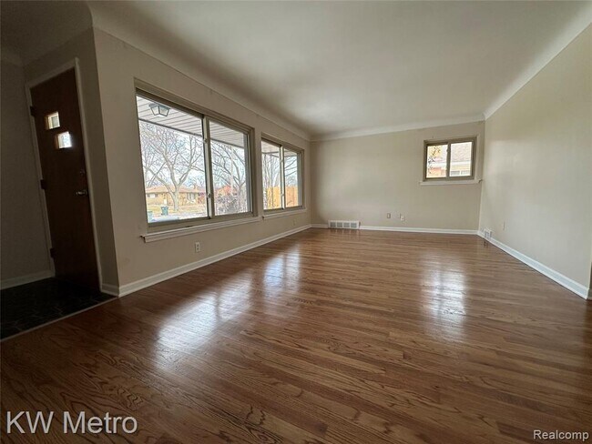 Photo - 21624 Winshall St