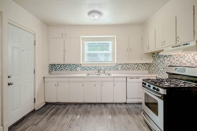 Building Photo - 819 Oakland Dr