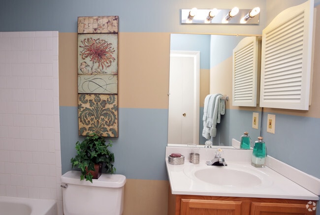 2 Bedroom 947 SF - Full Bathroom
